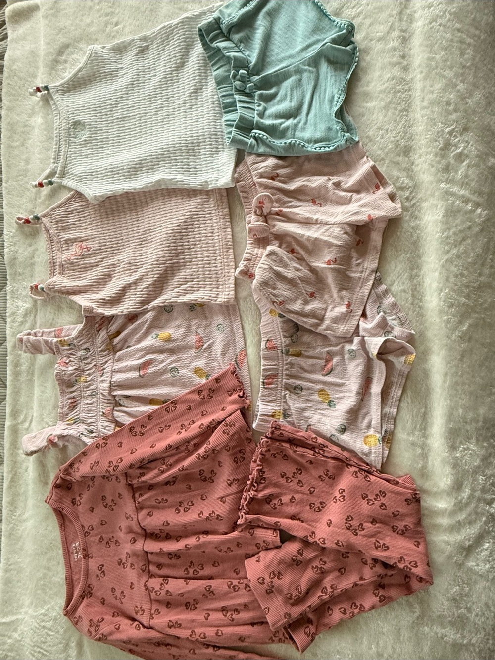 Sweet Carter’s outfit bundle for your little girl ! 🎀